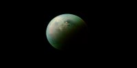 Le Soleil se reflète sur les mers d'hydrocarbure de Titan