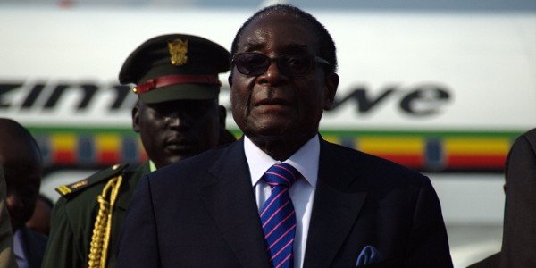 Mugabe quitte le Palais en parachute doré